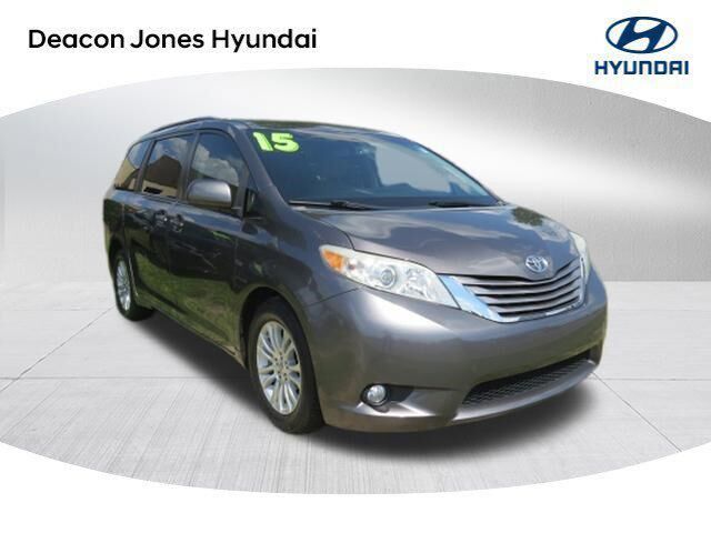 2015 Toyota Sienna XLE 7-Passenger Auto Access Seat — photo 1 of 13