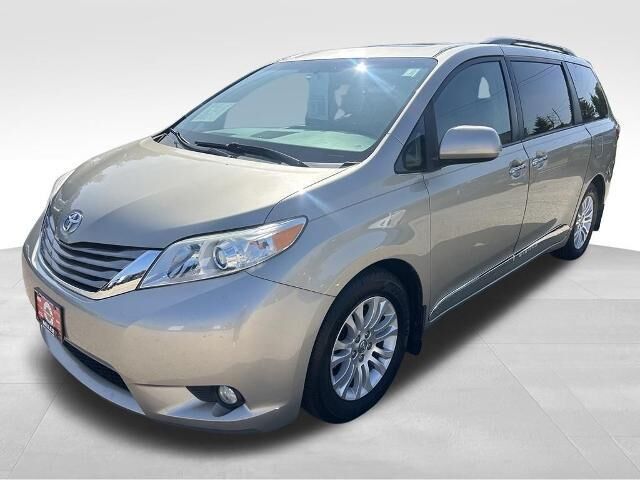2016 Toyota Sienna XLE 7-Passenger Auto Access Seat