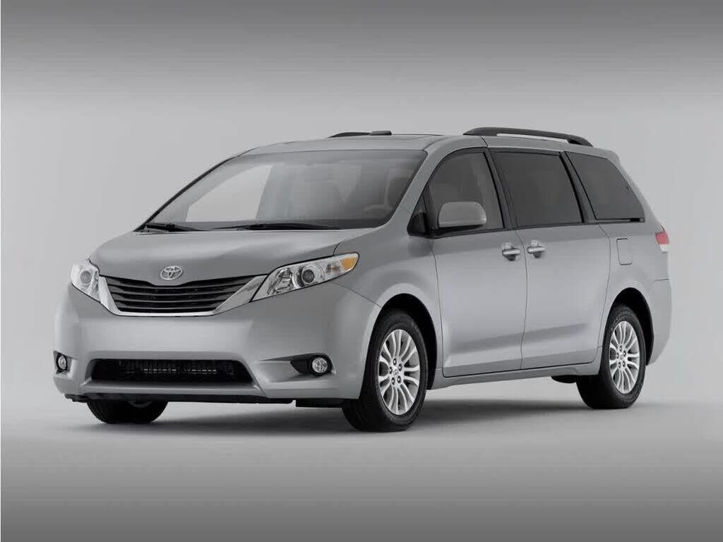 2013 Toyota Sienna XLE 7-Passenger Auto Access Seat — photo 1 of 1