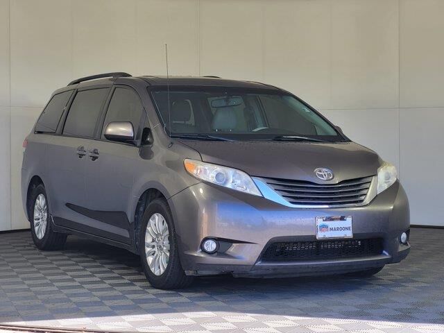 2014 Toyota Sienna XLE 7-Passenger Auto Access Seat — photo 1 of 27