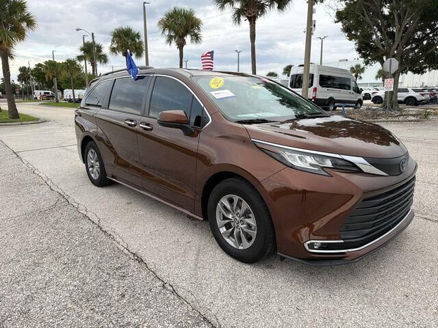2022 Toyota Sienna XLE 8-Passenger — photo 1 of 13