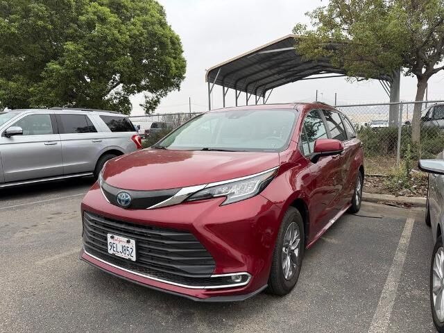2023 Toyota Sienna XLE 8-Passenger