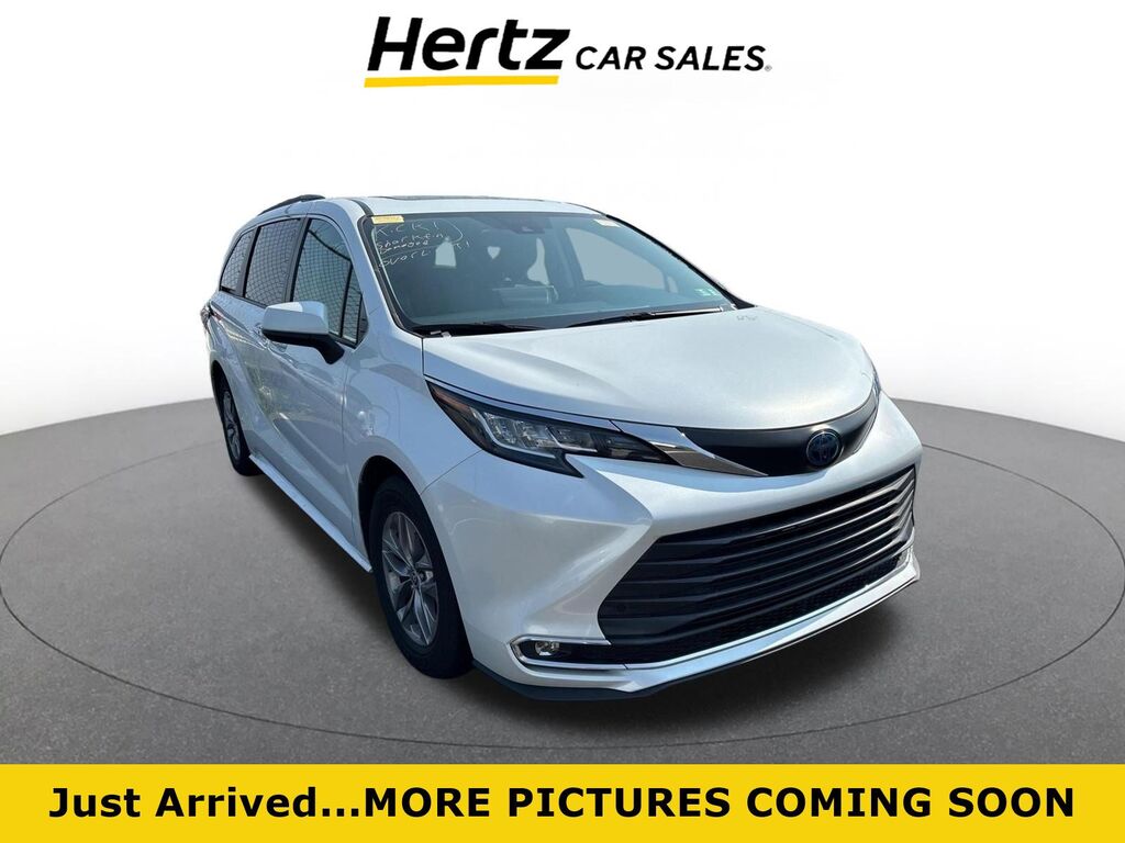2023 Toyota Sienna XLE — photo 1 of 10
