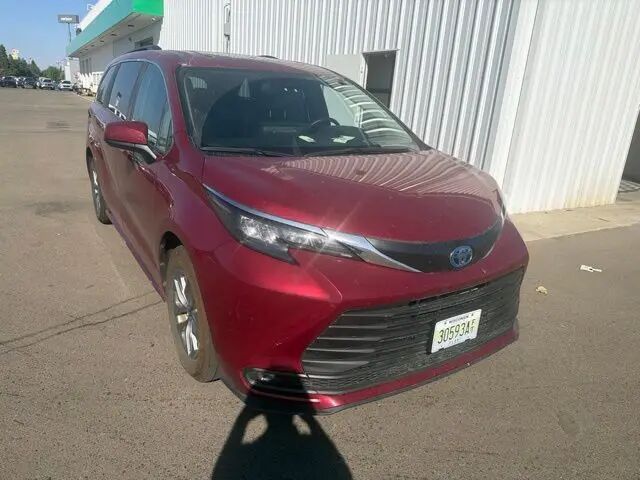 2025 Toyota Sienna XLE 8-Passenger