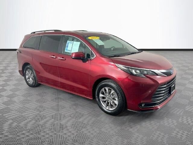 2025 Toyota Sienna XLE 8-Passenger
