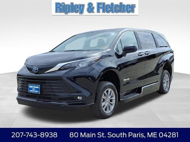 2025 Toyota Sienna XLE 8-Passenger — photo 1 of 13