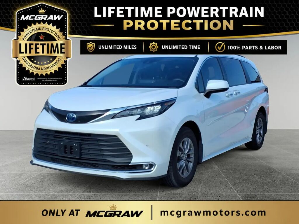 2024 Toyota Sienna XLE 8-Passenger — photo 1 of 13