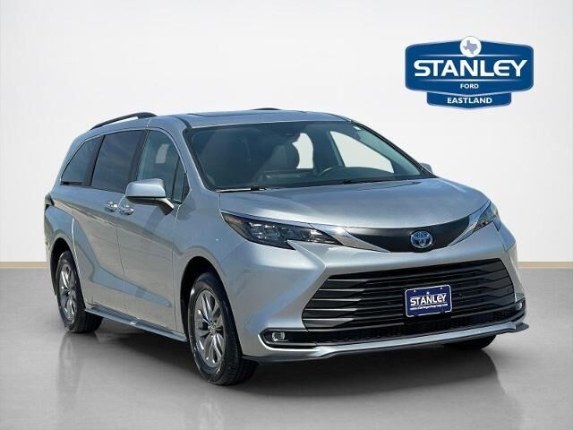 2025 Toyota Sienna XLE 8-Passenger — photo 1 of 11