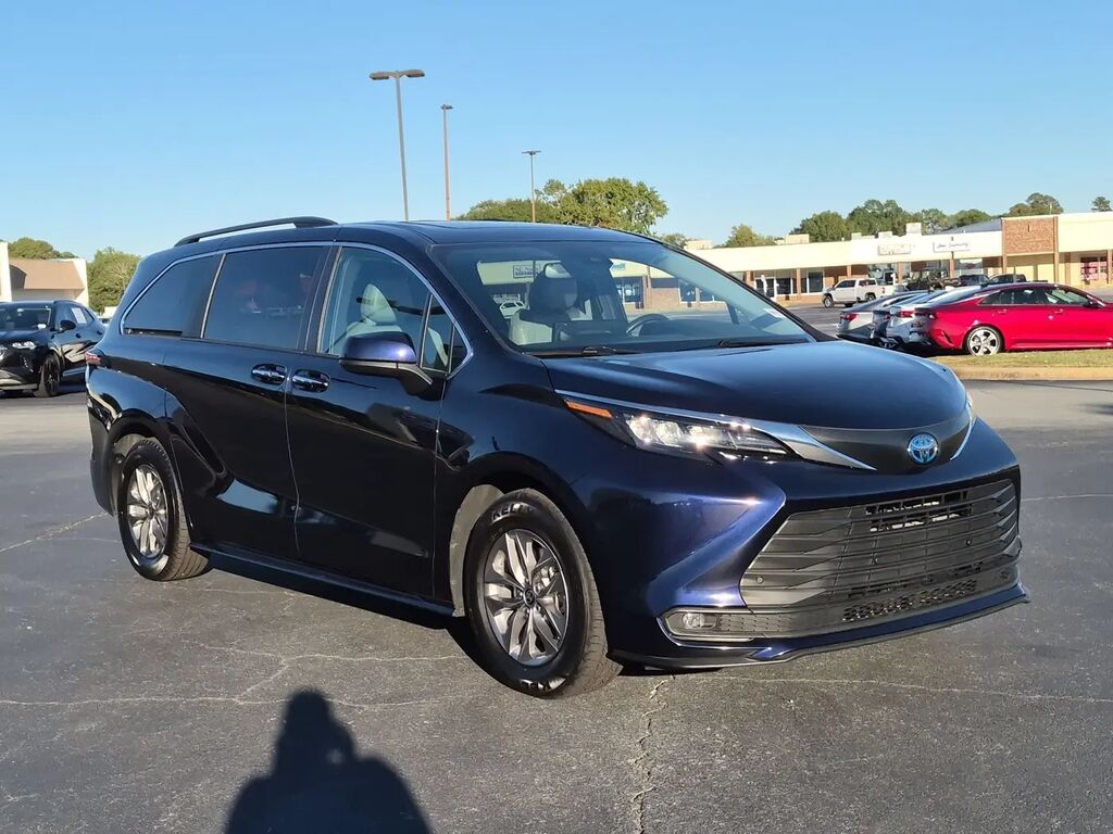 2025 Toyota Sienna XLE 8-Passenger — photo 1 of 13