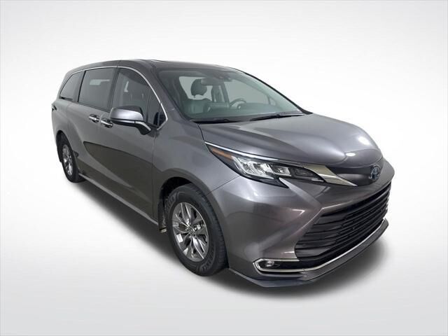 2023 Toyota Sienna XLE 8-Passenger — photo 1 of 37