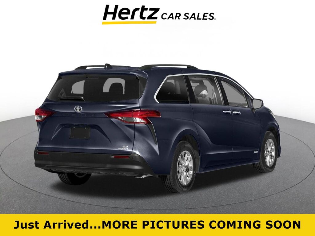 2024 Toyota Sienna XLE — photo 1 of 14
