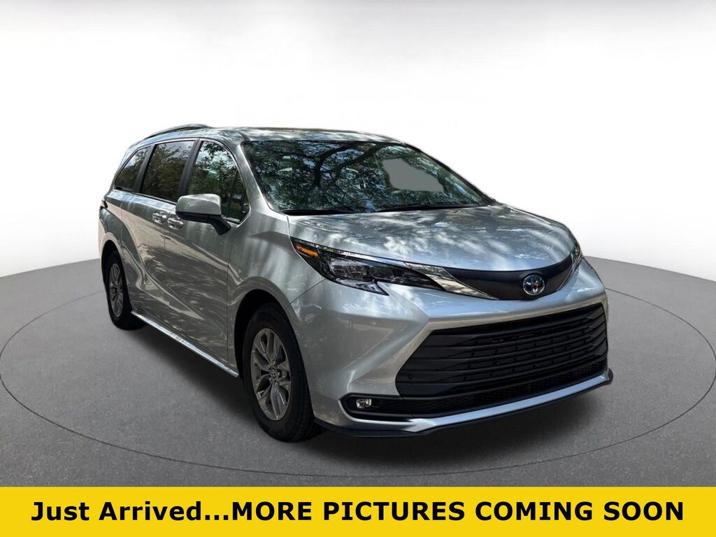 2025 Toyota Sienna XLE — photo 1 of 11