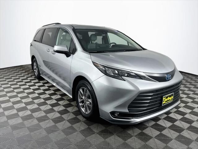 2025 Toyota Sienna XLE 8-Passenger
