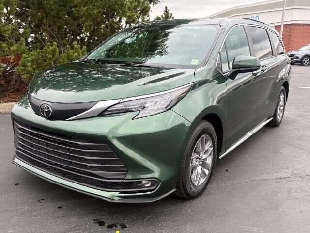 2026 Toyota Sienna XLE 8-Passenger