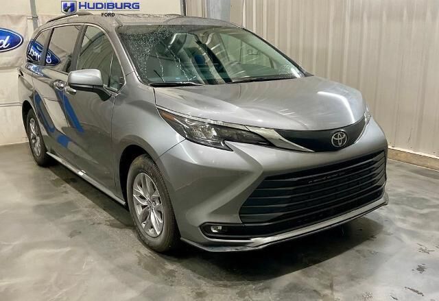 2026 Toyota Sienna XLE 8-Passenger
