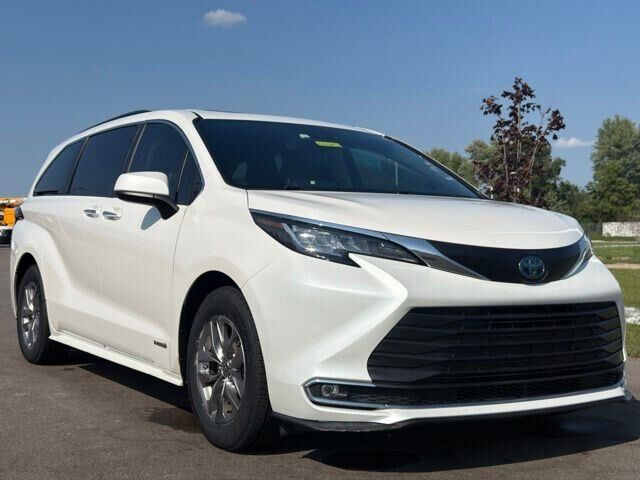 2021 Toyota Sienna XLE 7-Passenger — photo 1 of 26