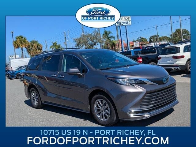 2022 Toyota Sienna XLE 8-Passenger