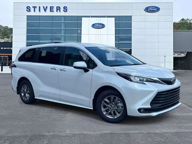 2026 Toyota Sienna XLE 8-Passenger