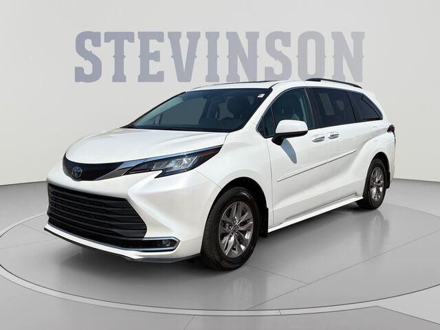 2022 Toyota Sienna XLE 8-Passenger