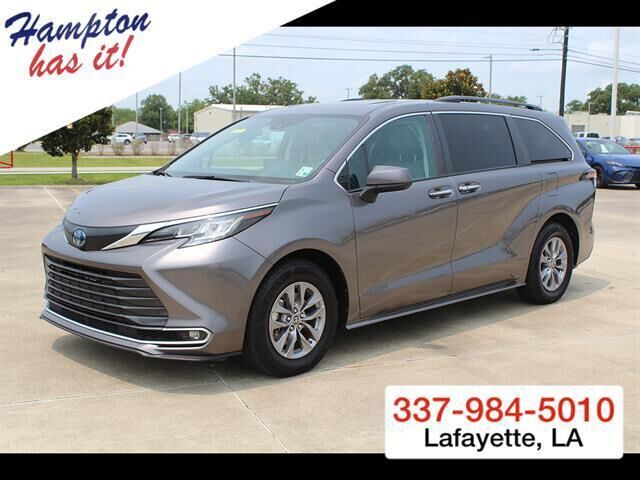 2023 Toyota Sienna XLE 8-Passenger — photo 1 of 96