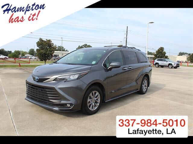 2025 Toyota Sienna XLE 8-Passenger — photo 1 of 13