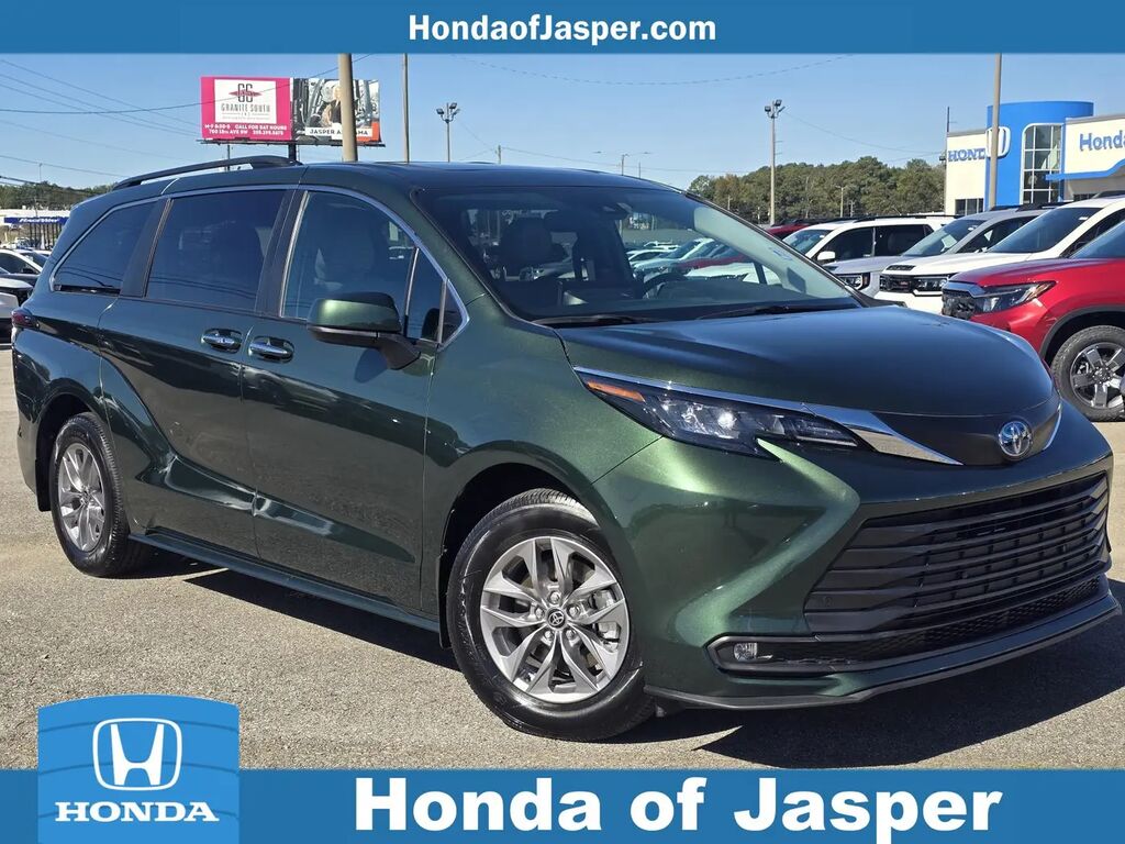 2025 Toyota Sienna XLE 8-Passenger — photo 1 of 13