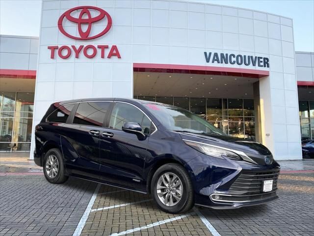 2021 Toyota Sienna XLE 7-Passenger — photo 1 of 12