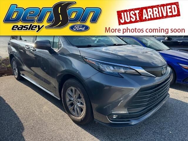 2025 Toyota Sienna XLE 8-Passenger