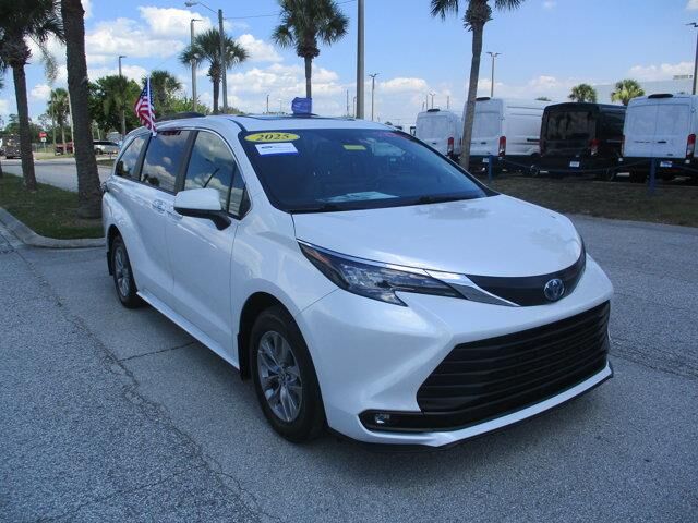 2025 Toyota Sienna XLE 8-Passenger