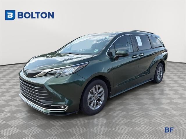 2022 Toyota Sienna XLE 8-Passenger — photo 1 of 13