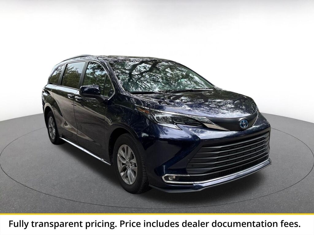 2024 Toyota Sienna XLE — photo 1 of 10