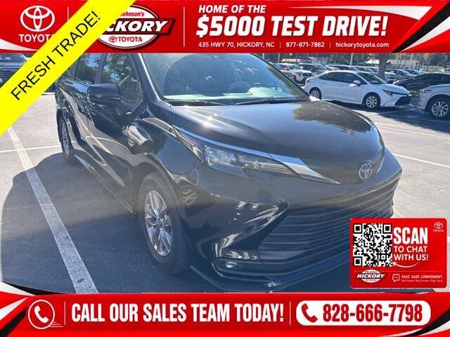 2025 Toyota Sienna XLE 8-Passenger