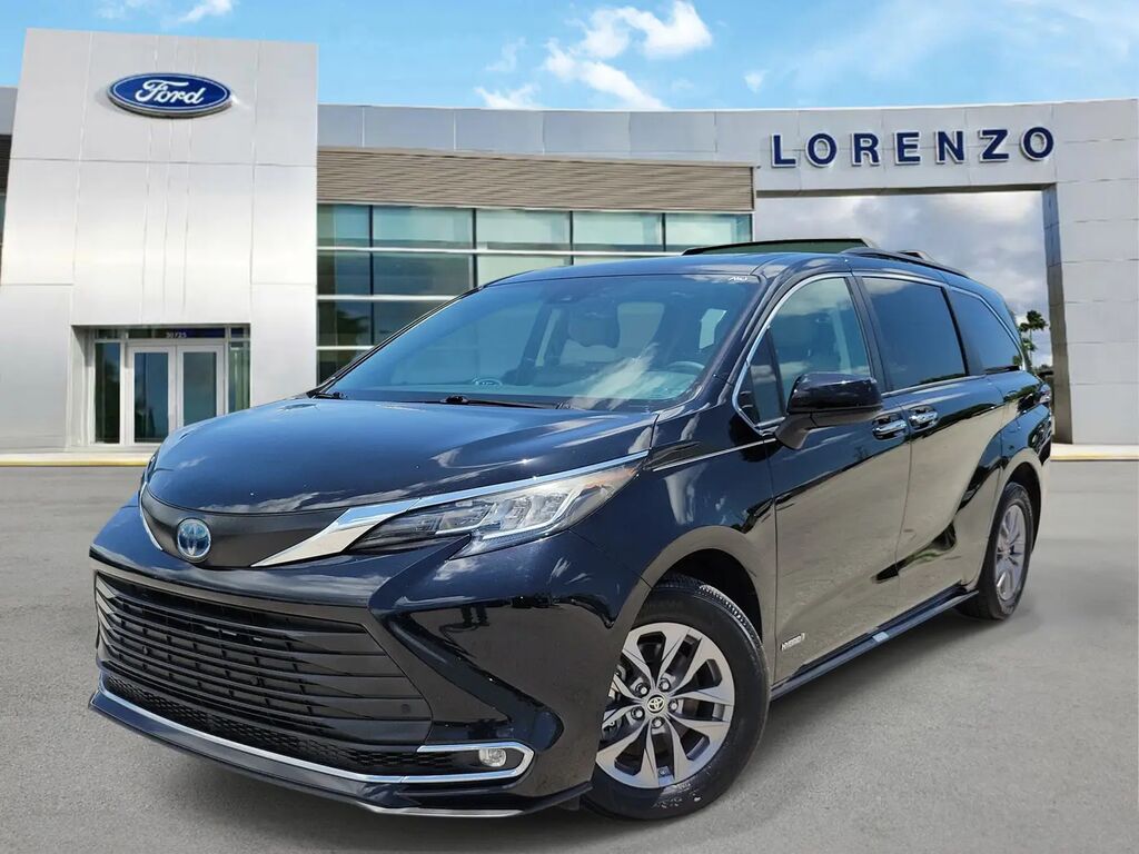 2021 Toyota Sienna XLE 7-Passenger — photo 1 of 26