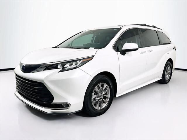 2023 Toyota Sienna XLE 8-Passenger — photo 1 of 13