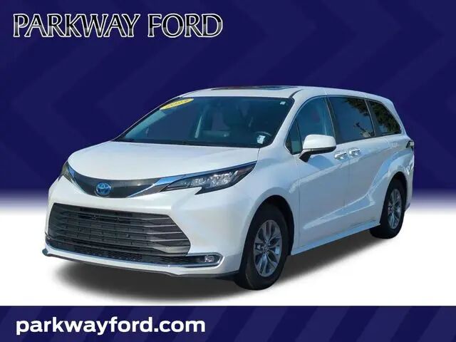 2023 Toyota Sienna XLE 8-Passenger — photo 1 of 26