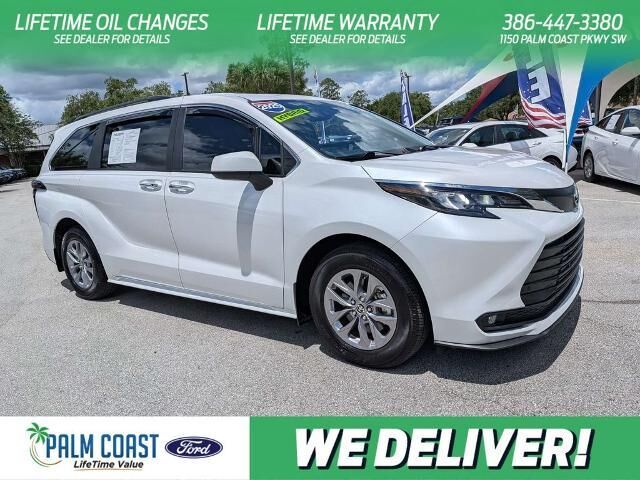 2025 Toyota Sienna XLE 8-Passenger — photo 1 of 14