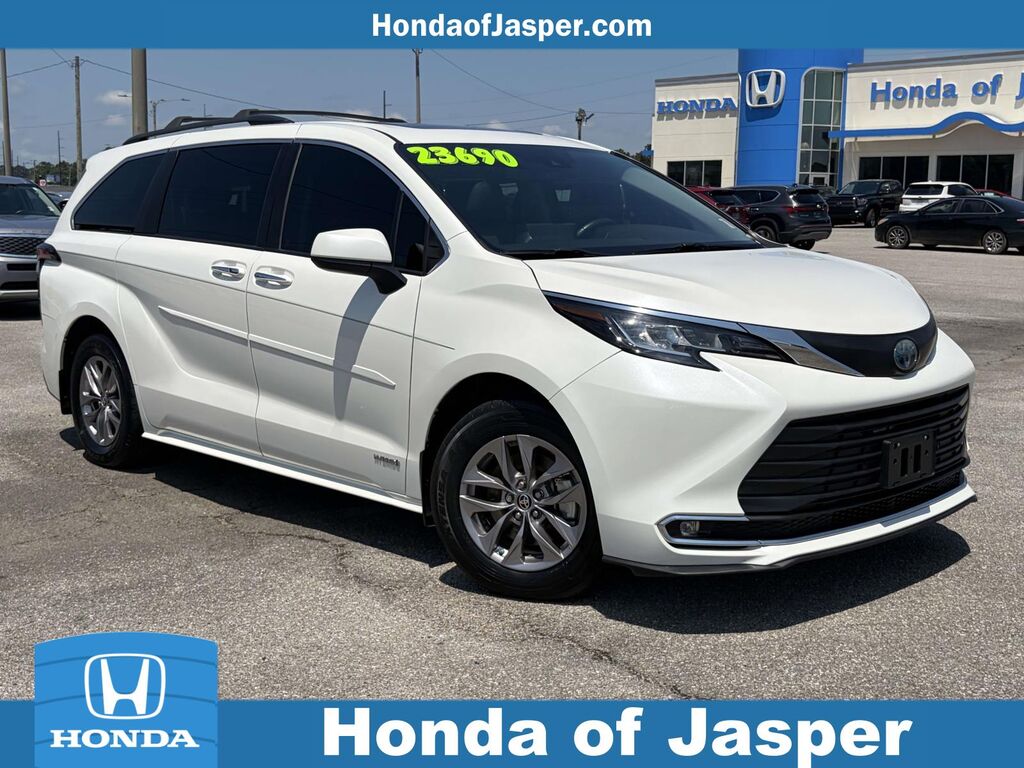 2021 Toyota Sienna XLE FWD 7-Passenger (Natl) — photo 1 of 13
