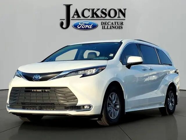 2022 Toyota Sienna XLE 8-Passenger — photo 1 of 26