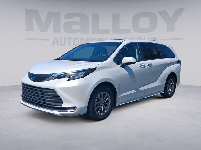 2023 Toyota Sienna XLE 8-Passenger — photo 1 of 26
