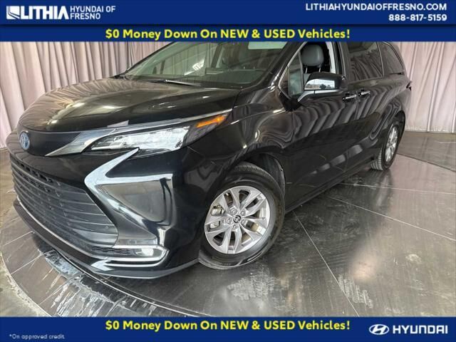 2024 Toyota Sienna XLE 8-Passenger — photo 1 of 13