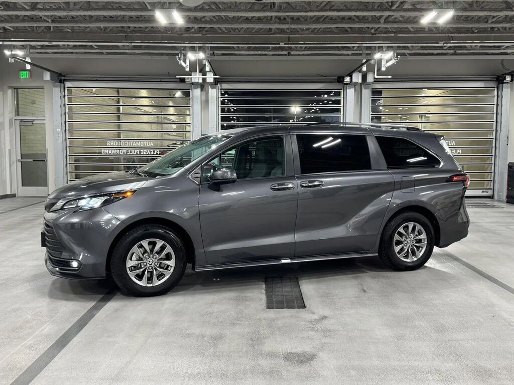 2025 Toyota Sienna XLE 8-Passenger — photo 1 of 13