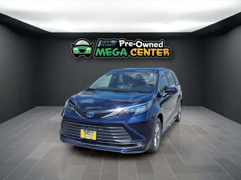 2025 Toyota Sienna XLE 8-Passenger — photo 1 of 2