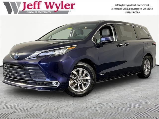 2021 Toyota Sienna XLE 7-Passenger — photo 1 of 17