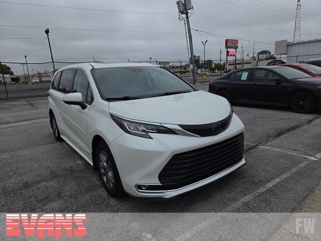 2021 Toyota Sienna XLE