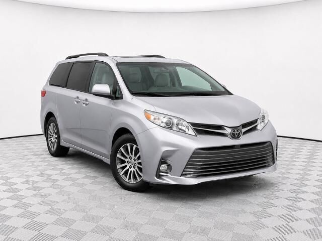 2018 Toyota Sienna XLE 8-Passenger — photo 1 of 26