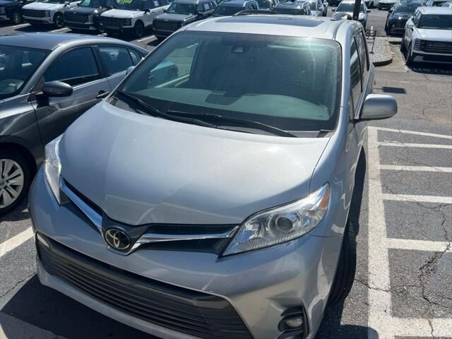 2020 Toyota Sienna Limited 7-Passenger — photo 1 of 8