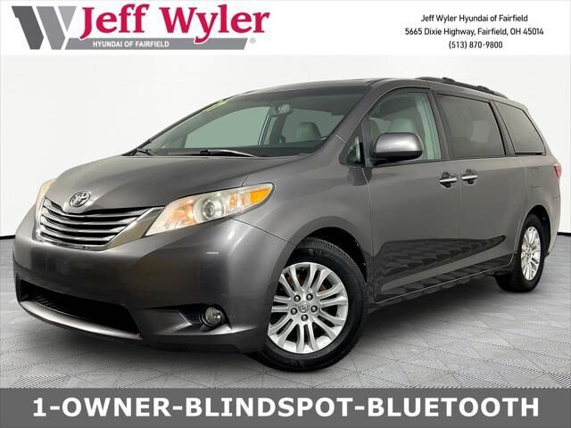 2017 Toyota Sienna XLE 7-Passenger Auto Access Seat — photo 1 of 13