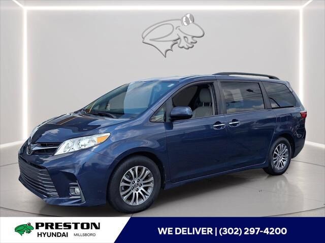 2020 Toyota Sienna XLE 7-Passenger Auto Access Seat — photo 1 of 26