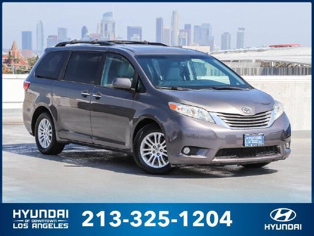 2017 Toyota Sienna XLE 7-Passenger Auto Access Seat — photo 1 of 13
