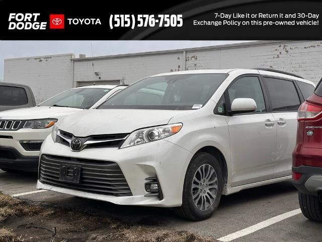 2018 Toyota Sienna XLE 8-Passenger — photo 1 of 8